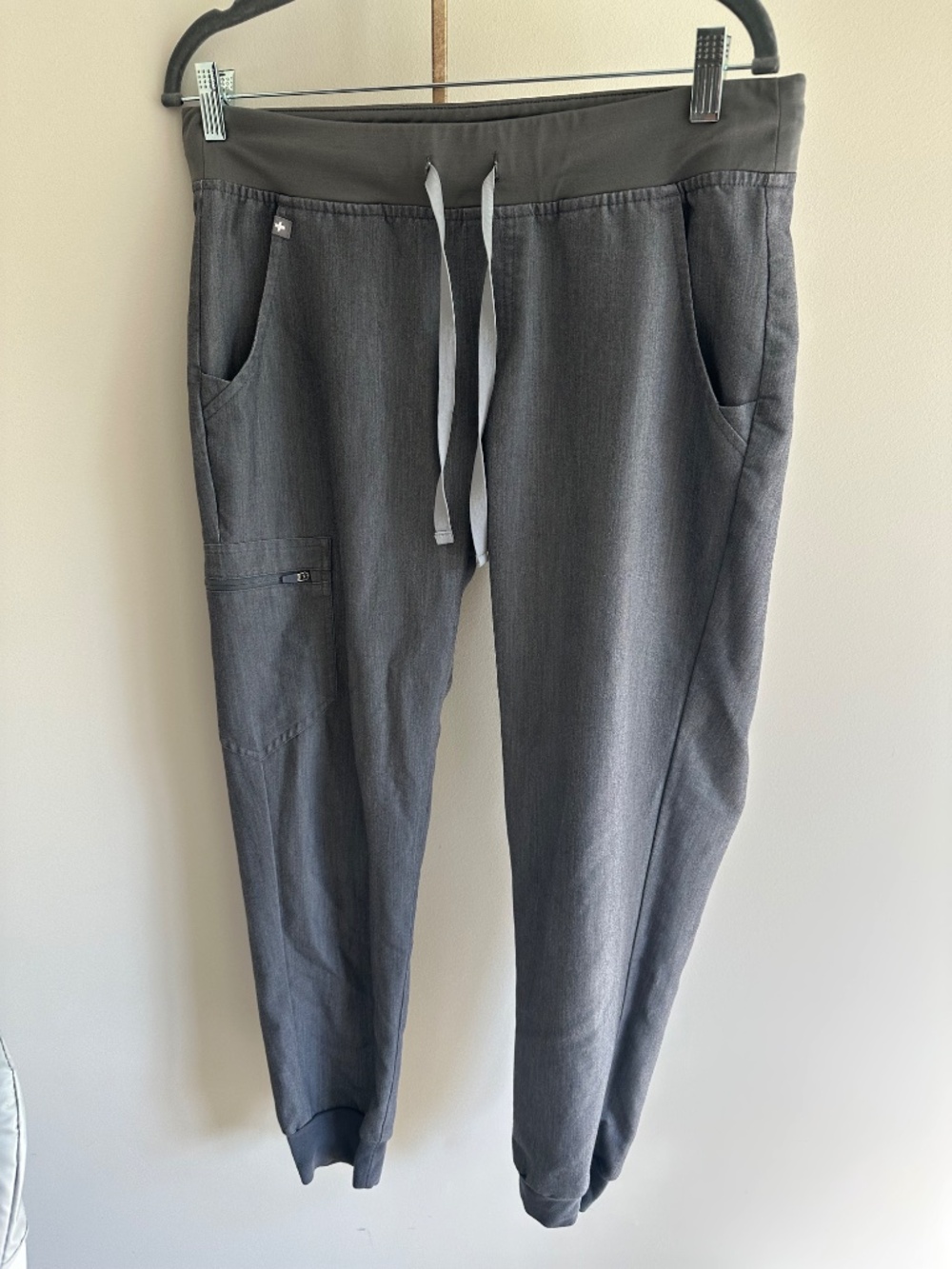 FIGS women’s scrub set (gray) - Picture 7 of 9